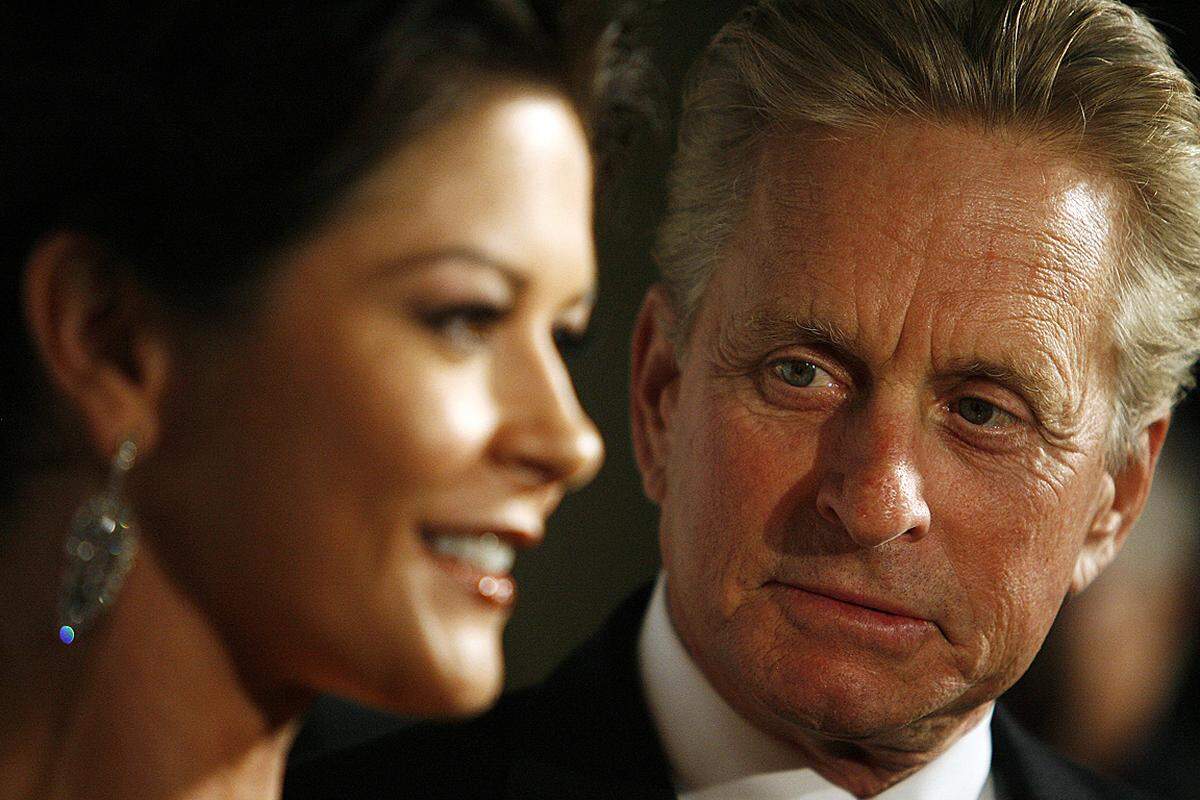 Wenn sich Gerüchte so hartnäckig halten, steckt meistens ein Fünkchen Wahrheit dahinter. Wahrscheinlich ist es nur eine Frage der Zeit, bis wir vom offiziellen Ehe-Aus zwischen Catherine Zita-Jones und Michael Douglas hören. Freunde sollen nun "People" gesagt haben, dass sich die beiden eine Pause nehmen.