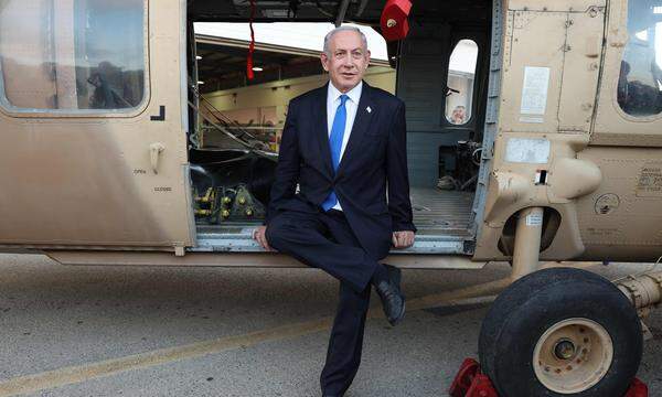 Israels Langzeit-Premier Netanjahu, hier im Einstieg eines Hubschraubers, hat mit seiner Hardliner-Politik gegenüber den Palästinensern letztlich wenig erreicht und wieder einen Krieg am Hals.