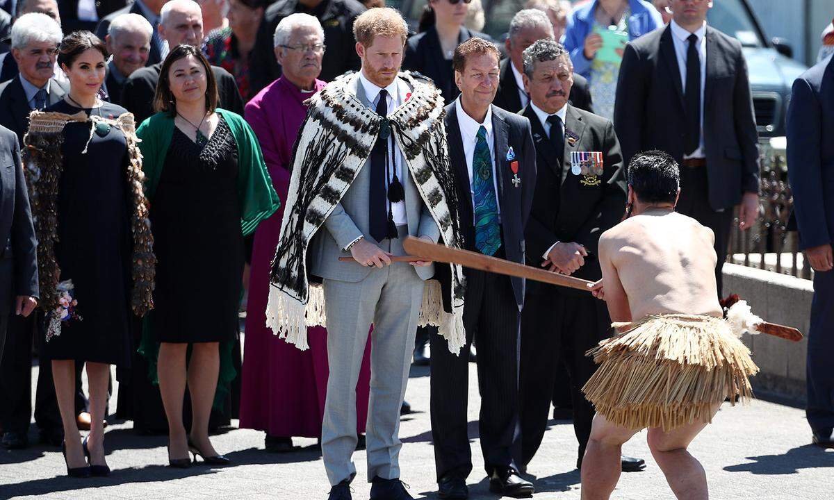 Final Countdown: Nur noch ein paar Termine stehen für das royale Paar auf dem Programm, bevor es zurück in die englische Heimat geht. In Rotorua werden Prinz Harry und Herzogin Meghan mit einer traditionellen Begrüßungszeremonie der Maori, dem Pōwhiri, willkommen geheißen. Als Geschenk gab es für die royalen Gäste einen traditionellen Umhang der Ureinwohner, den sich die Herzogin auch gleich über ihr Stella McCartney-Kleid legte.