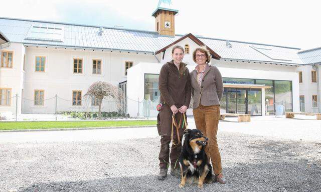 Julia und Anja Ziegler vor dem alten Schulkloster, das nun ein Refugium sein soll.