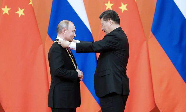 Auch auf höchster politischer Ebene suchte man die Begegnung: Chinas Präsident Xi Jinping überreichte Anfang Juni 2018 den russischen Präsidenten Wladimir Putin die Freundschafts-Medaille der Volksrepublik China.