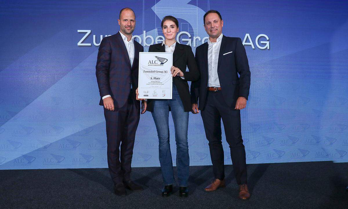 Auszeichnung 3. Platz International tätige Unternehmen für die Zumtobel Group AG (v.l.): Wirtschaftslandesrat Marco Tittler, Zumtobel-Kommunikationschefin Maresa Hoffmann und von A1 - Paul Stadelmann, Business Unit Enterprise Westösterreich.