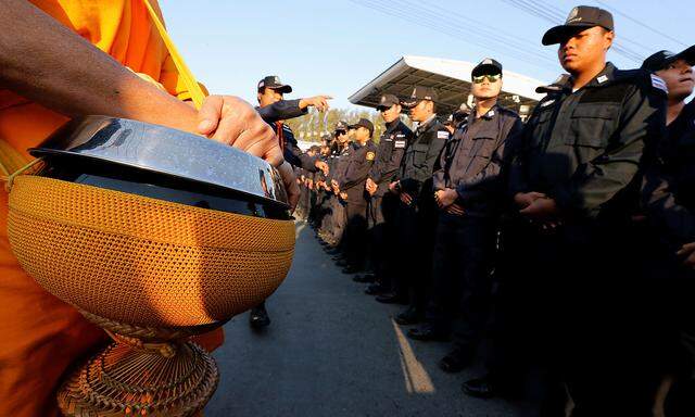 Die thailändische Polizei hindert Mönche am Verlassen des Tempels.
