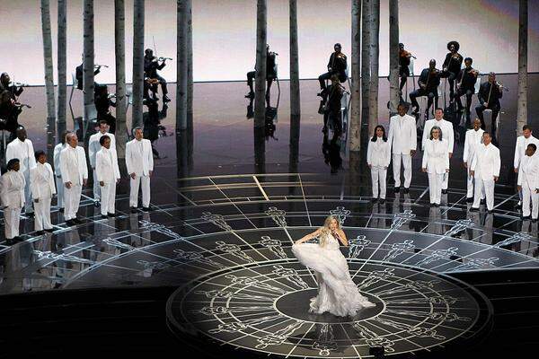 Eine ungewohnt konservativ gekleidete Lady Gaga gab anlässlich des 50-Jahr-Jubiläums ein Medley aus "The Sound of Music" zum Besten.