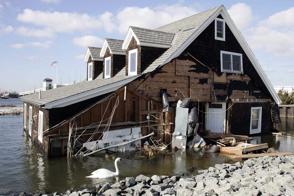 Häuser wie dieses in Mantoloking, New Jersey, zeugen von der gewaltigen Kraft des Sturms.