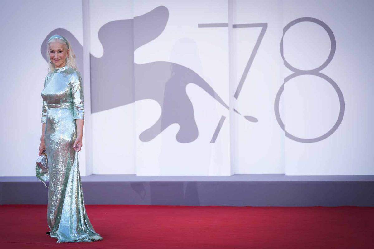 Nach ihrer Visite bei Dolce &amp; Gabbanas Alta Moda-Schau am Markusplatz, funkelte Helen Mirren auf diesem Red Carpet weiter. Die 76-Jährige war am 1. September zu Gast bei der Eröffnung der 78. Filmfestspiele in Venedig. Den Metallic-Look zog sie vom Haarreif bis zur Clutch durch.