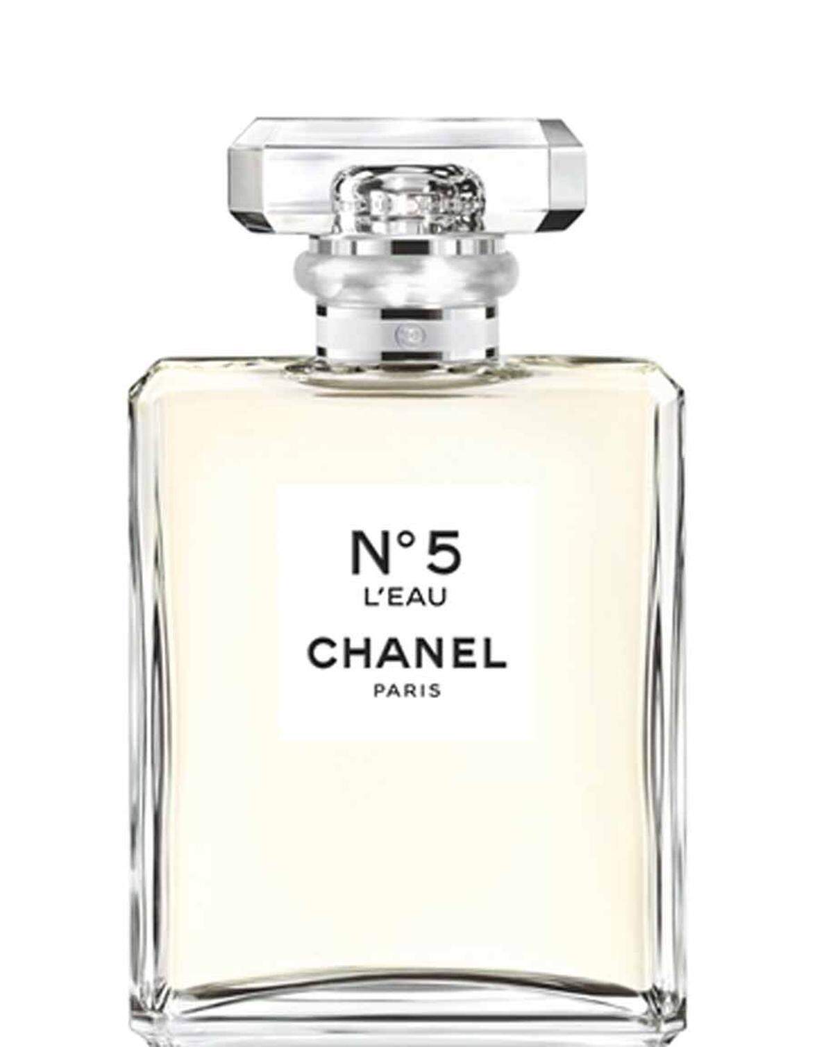 Eine zeitgemäße, erfrischte und von Agrumen-Aldehyden getragene Version ist "N°5 L Eau" von Olivier Polge für Chanel. 100 ml Eau de Toilette um 129 Euro.