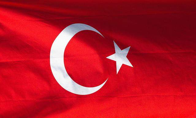 T�rkische Flagge vor blauem Himmel PUBLICATIONxINxGERxSUIxAUTxHUNxONLY 1083401215
