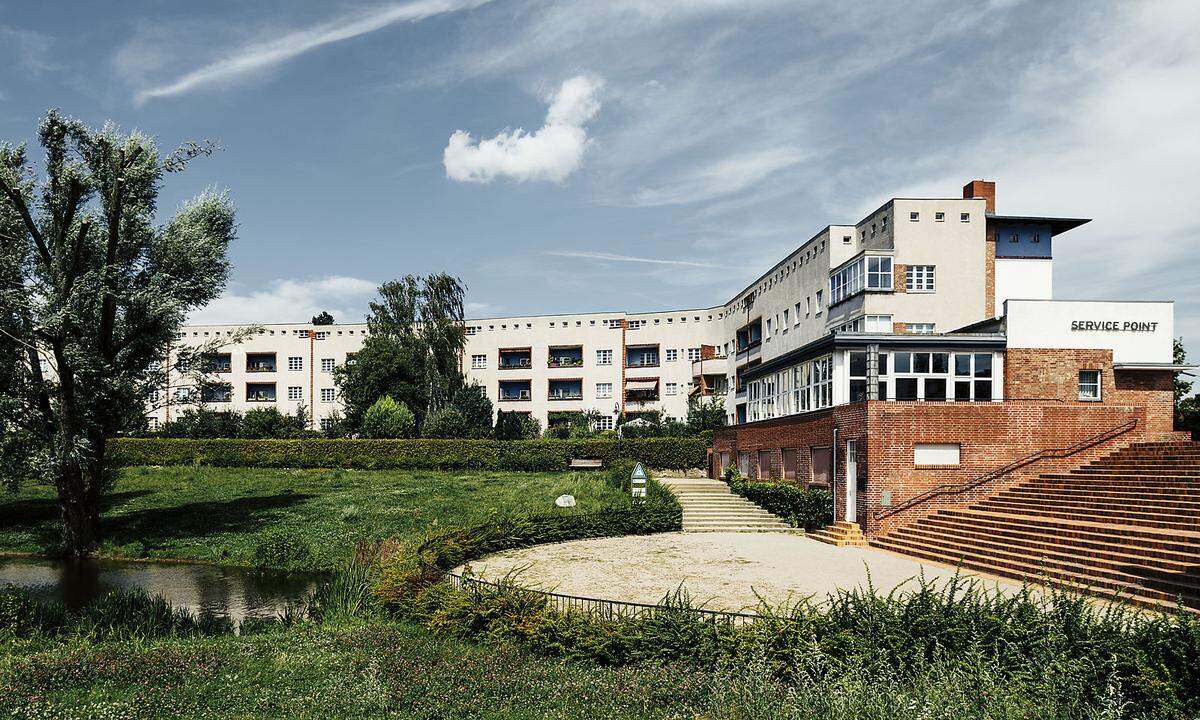 Die Hufeisensiedlung in Berlin ist eine Siedlung des sozialen Wohnbaus uns seit 2008 UNESCO-Welterbe. Sie entstand nach den Plänen des Architekten Bruno Taut.