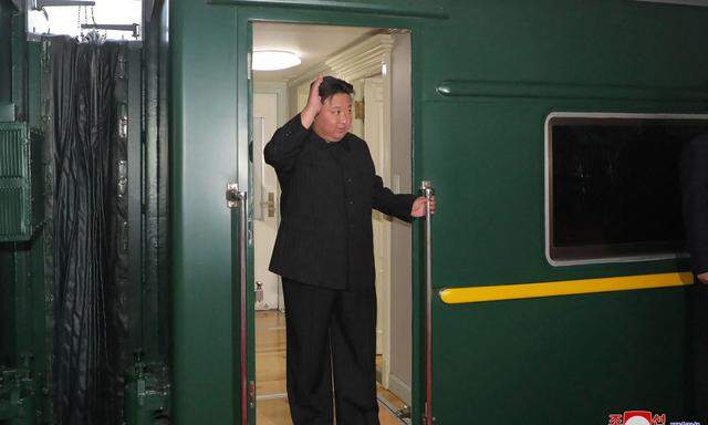 Nordkoreas Diktator Kim Jong-un beim Einsteigen in den gepanzerten Privatzug.