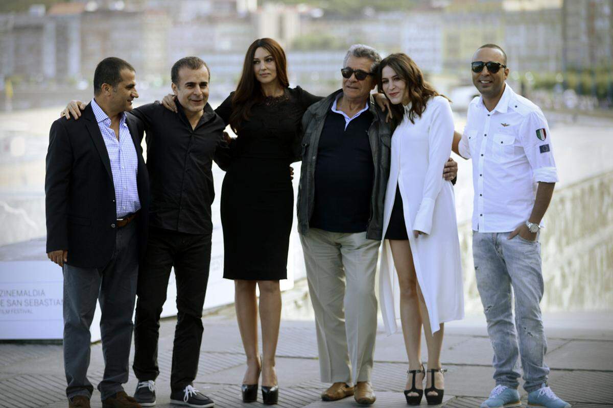 Produzent Sabri Ozel, Regisseur Bahman Ghobadi und die Schauspieler Monica Bellucci, Behrouz Vossoughi, Belcim Bilgin und Arash Labaf zeigten sich sichtlich stolz bei der Ankunft in San Sebastian.