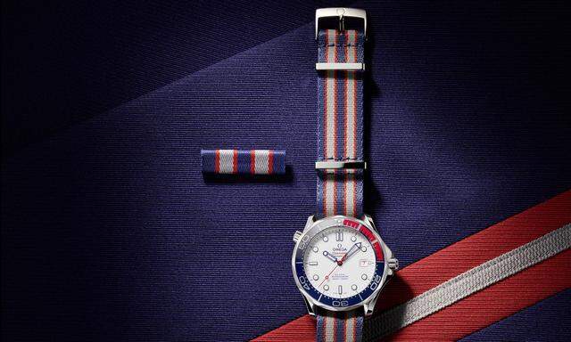  Die „Omega Commander’s Watch“, eine Sonderversion der „Seamaster Diver 300 M“, verfügt über ein Nato-Band, das die Farbgebung der ­        Royal British Navy zitiert, in ­Anlehnung an James Bonds militärischen Rang.