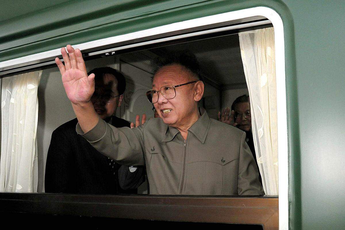 Gestorben ist Kim Jong-il laut Berichten des staatlichen Fernsehens während einer Zugfahrt an einem Herzinfarkt. Als Grund wurde körperliche und geistige Überarbeitung genannt.