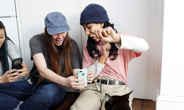 Kein Leben mehr ohne Smartphone. In Österreich könnte das bald teurer werden.  