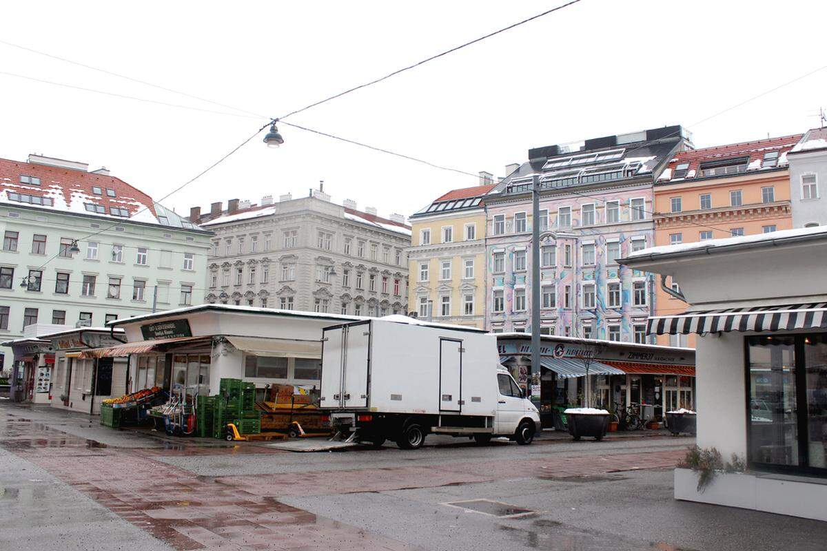 Auch das Grätzel um den heutigen Karmelitermarkt hat eine lange dunkle Geschichte: Hier wurden jahrhundertelang Juden verfolgt und vertrieben. Nachdem das jüdische Ghetto niedergebrannt worden war, entstand auf dem heutigen Marktgebiet 1673 ein Haus „zur Verbesserung der Sitten und Verminderung des Bettels“. Im Sprachgebrauch als Arbeitszucht- und Strafhaus bekannt, wurden hier Bettler und sogenanntes arbeitsscheues Gesindel eingesperrt. Für Generationen von Kindern war es der wohl schrecklichste Ort der Stadt: Wurde ihnen doch immer wieder damit gedroht, man würde sie ins Zuchthaus bringen, wenn sie sich nicht benähmen. Ab 1816 wurden im Zuchthaus nur noch Sträflinge festgehalten, 1888 wurde es geschlossen.