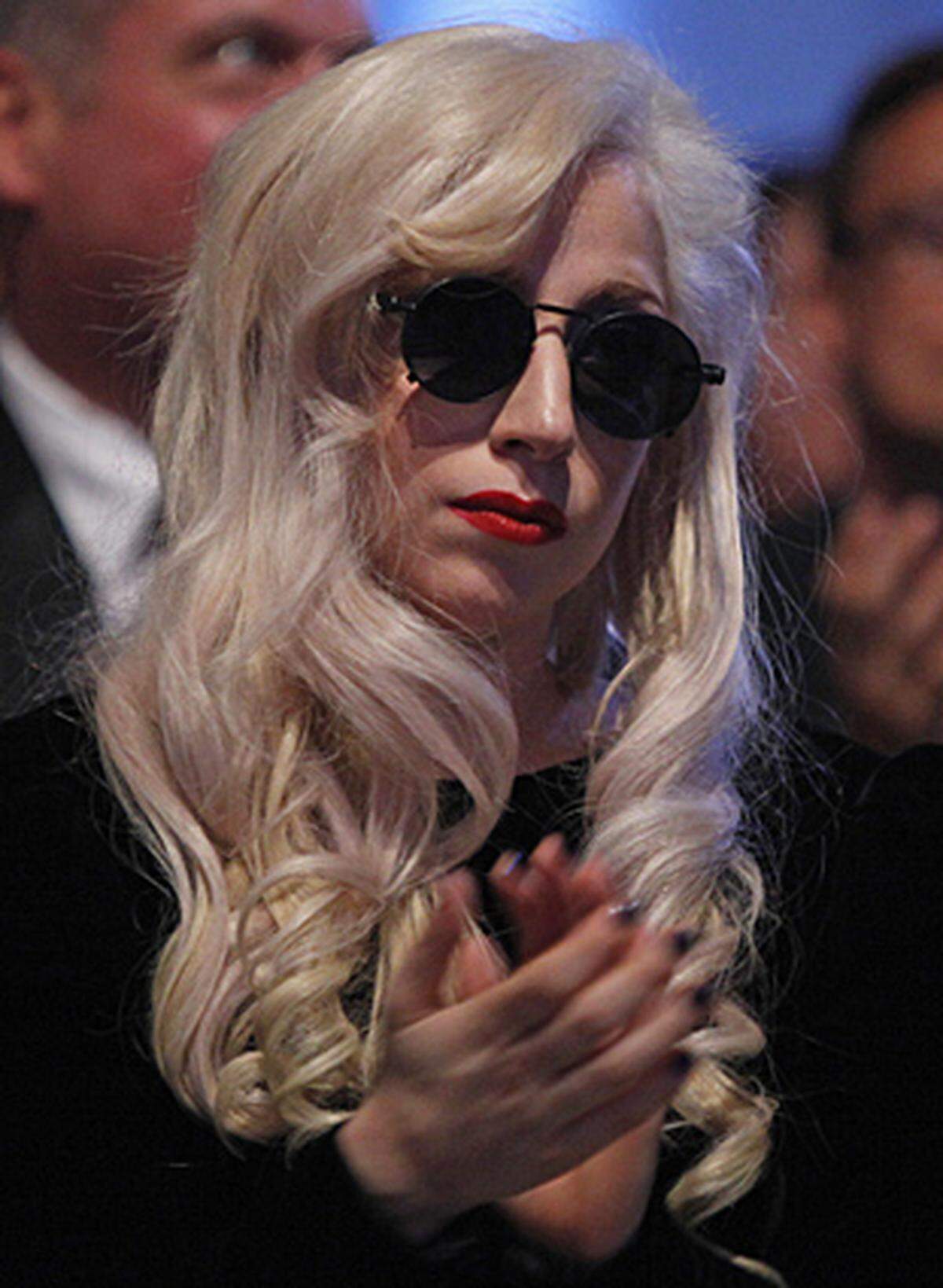Blonde Haare, heller Teint, schmächtige Figur und eine große Nase: So, oder zumindest so ähnlich sieht Lady Gaga in natura aus.  Aber wenn die Popsängerin der Stunde vor ihr Publikum tritt, bevorzugt sie eine aufwändige Maske: An manchen Stellen drapiert sie Stoffschichten übereinander, an anderen setzt sie auf blanke Haut. Für hohe Schuhe, Gesichtsschleier und großzügige Beinfreiheit scheint sie ein Faible zu haben.  Ob Lady Gaga modisch eher eine Top- oder Flop-Kandidatin ist, darüber scheiden sich die Geister. Machen Sie sich selbst ein Bild, anhand einiger Highlights aus dem Kleiderschrank der Inszenierungskünstlerin: