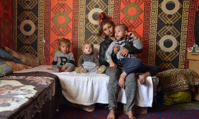 Was soll Zukunft sein? Die 22-jährige Silvia mit ihren Kindern Valentina, Biser und Jesus in ihrem kleinen Haus in der Romasiedlung Zaharna Fabrika.