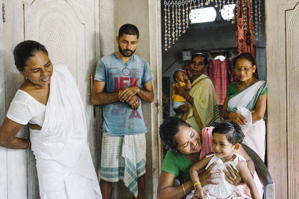 Im Nordosten Indiens, einem der ärmsten Teile des 1,3-Milliarden-Subkontinents, leben nach Schätzungen der WHO 15 Prozent der Bevölkerung mit Behinderung. Die dreieinhalbjährige Dakita, auf diesem Bild mit ihrer Familie, ist eine davon.