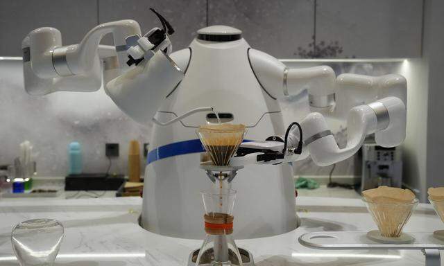 Der Roboter macht den Kaffee: Maschinen sollen lernen, sich so zu verhalten, dass der Mensch sie unterstützt.