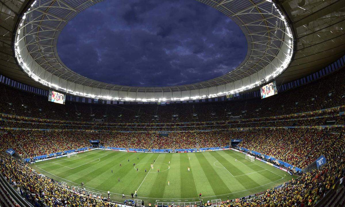 Das Estadio Nacional - Mane Garrincha in Brasilia bietet Platz für 68.009 Zuschauer und war am 15. Juni 2012 das Eröffnungsstadion für den Confederations Cup, die WM-Generalprobe. Die Kosten für den Bau lagen umgerechnet bei 300 Millionen Euro. Das Stadiongelände wird aufgrund der hohen Erhaltungskosten mittlerweile aber nicht mehr für Fußballspiele, sondern als Bus-Depot genutzt, in der Arena befinden sich außerdem Büros für 400 Beamte.