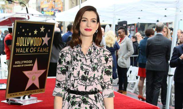 Anne Hathaway ist derzeit in zwei Filmen im Kino zu sehen: einerseits im Thriller „Im Netz der Versuchung“, andererseits in der Komödie „Glam Girls“.