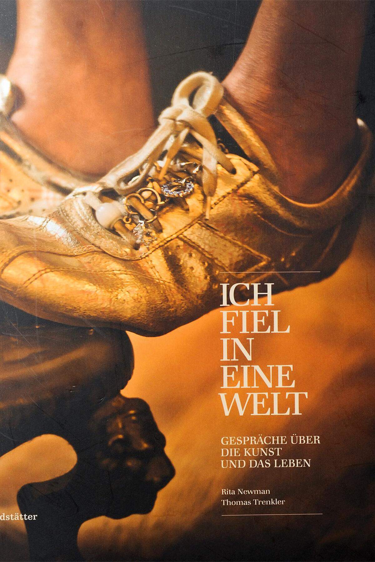 Die goldenen Sneakers auf dem Cover trug Valie Export, während sie im Café Sperl über ihre Wut als Teenager, ihren Drang hinaus (deshalb auch der Name Export) und die Erotik von Strümpfen sprach (Brandstätter, 29,90 Euro).