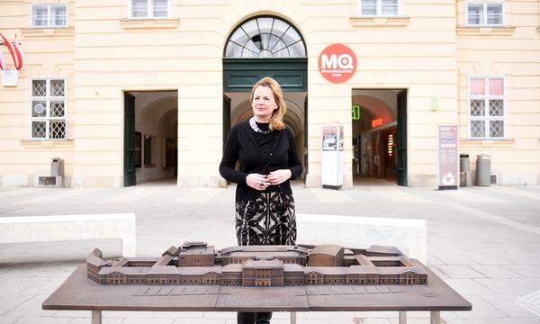 Die neue MQ-Leiterin Bettina Leidl vor dem Haupteingang.