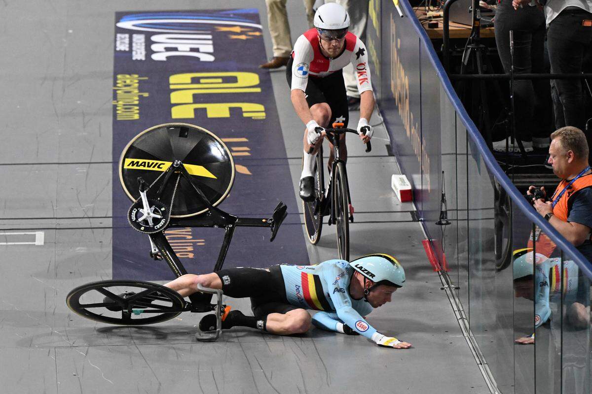 10. Jänner. Der belgische Bahnradfahrer Jules Hesters stürzt während des EM-Rennens in Apeldoorn.