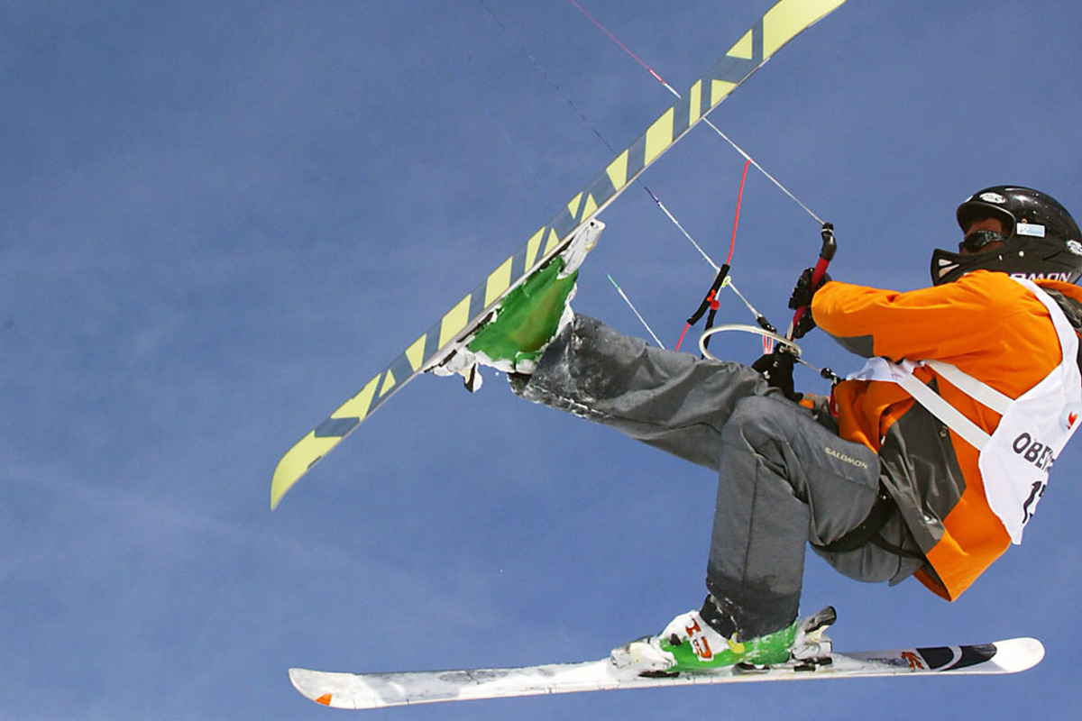 Wenig Bodenhaftung zeigen Skifahrer beim Snowkiten – zum Beispiel in Obertauern.