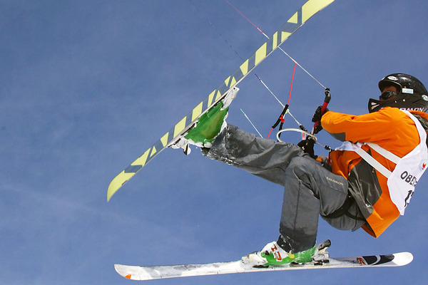 Wenig Bodenhaftung zeigen Skifahrer beim Snowkiten – zum Beispiel in Obertauern.