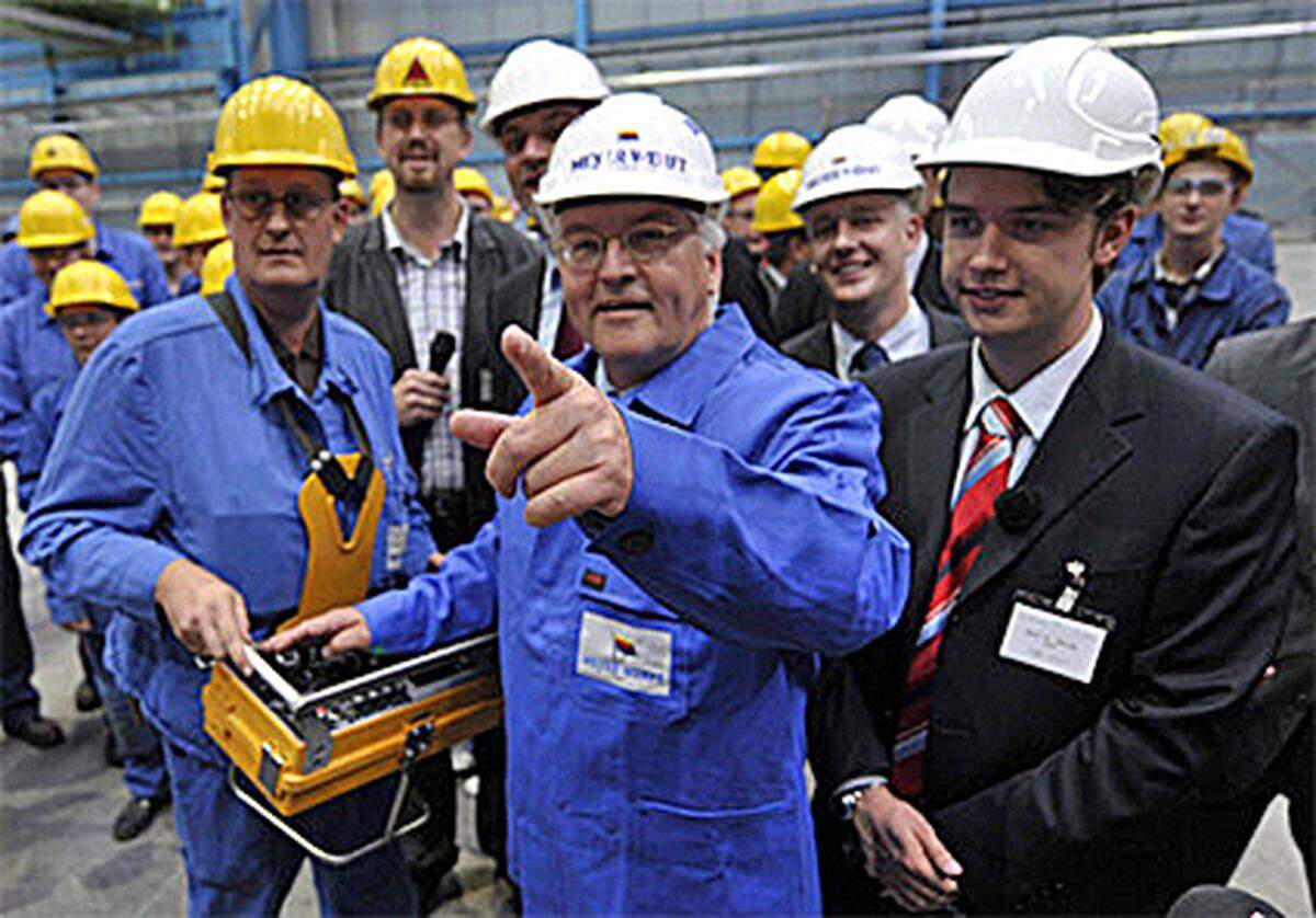 Als gestandener Sozialdemokrat ganz wichtig: Die Verbundenheit mit der Arbeiterschaft zeigen. Also auf mit einem Arbeitshelm und hinein in die Betriebe zum Händeschütteln. Hier posiert Steinmeier in der Schiffswerft Meyer Werft in Papenburg.
