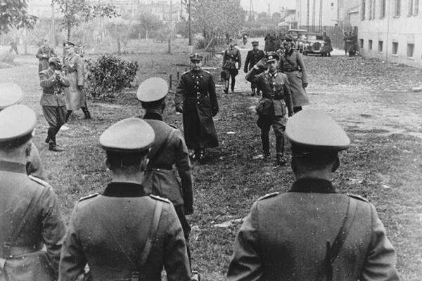 Dass es aber nicht gelang, die 1940 in Frankreich geschlagenen, doch  Briten zu besiegen oder zum Einlenken zu zwingen, sollte zur Zeitbombe werden. Manstein hieß es „die große Fehlentscheidung“, als Hitler im Herbst 1940 von einer Invasion Englands absah. Und so erfolgte am 22. Juni 1941 jener deutsche Angriff nach Osten, der die Welt nachhaltig veränderte.Im Bild: Polnischer Offizier ergibt sich vor deutschen Offizieren.