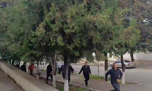 Bilder von Artsakh Public TV zeigen Menschen, die vor Schüssen und Explosionen fliehen.