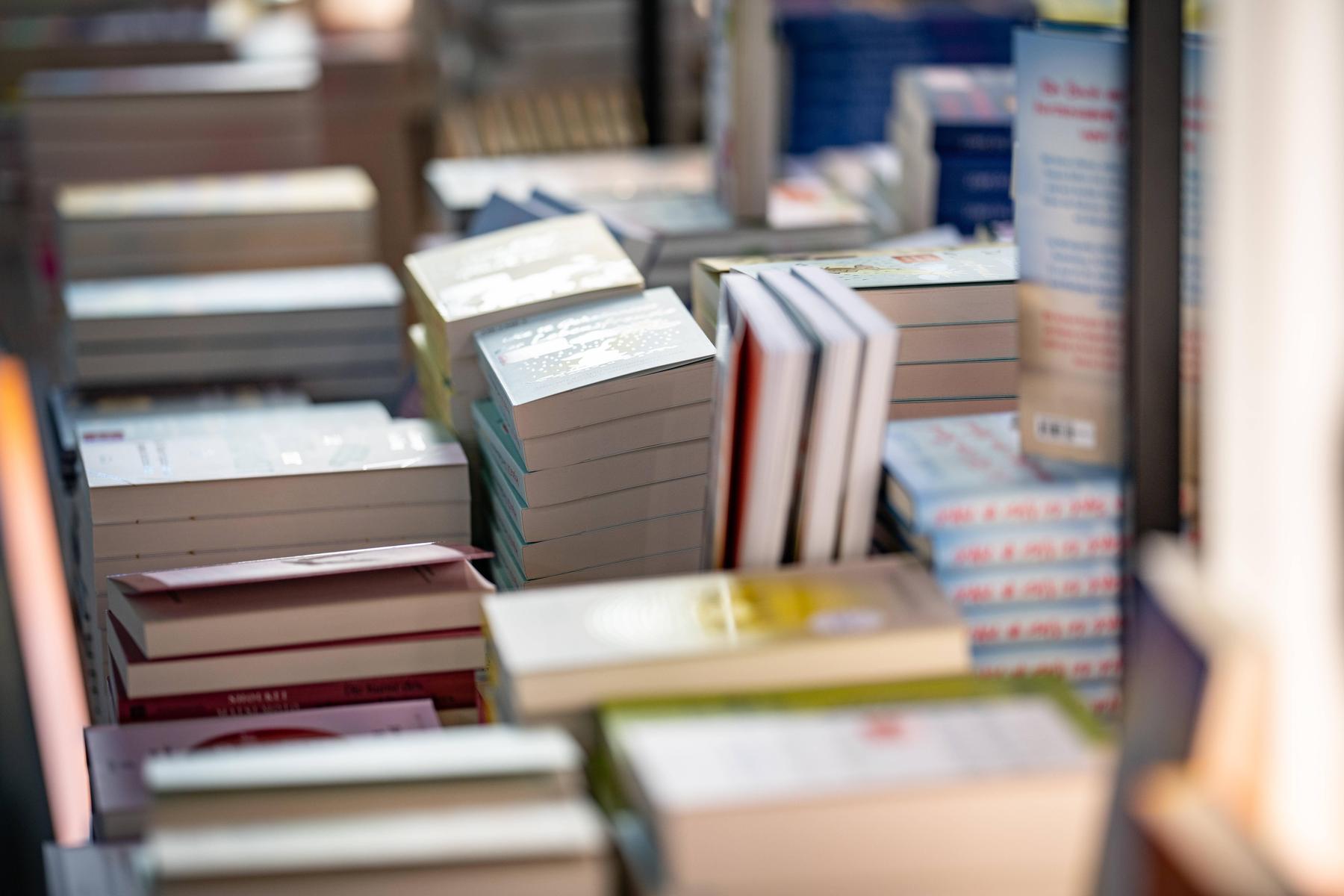 Autorinnen und Autoren protestieren gegen Aufrundungen im Buchhandel