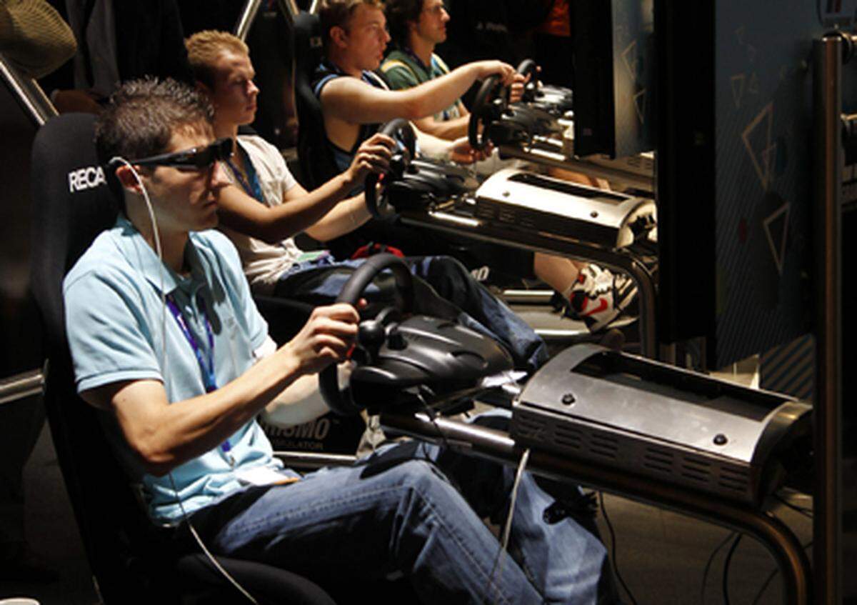Ein neues Fahrerlebnis will Sony mit dem Rennspiel Gran Turismo 5 bieten. An die 1000 Fahrzeuge sollen zur Verfügung stehen. Das Spiel wird in 3D laufen und soll mit USB-Lenkrädern funktionieren, die auch für den PC erhältlich sind.