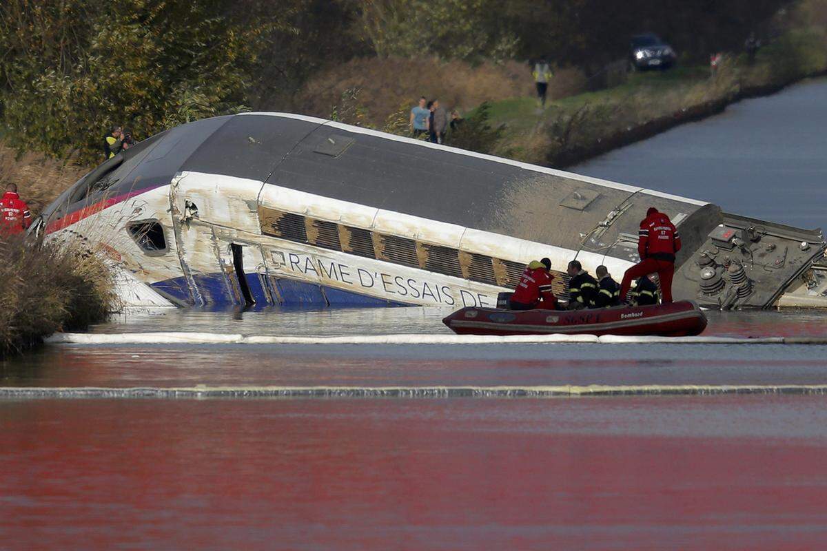 Dieses Unglück hätte an normalen Tagen die Schlagzeilen beherrscht. Doch Anschläge in Paris und Anschläge in Beirut lassen diesen Unfall in den Hintergrund der internationalen Aufmerksamkeit treten. Ein TGV-Testzug entgleiste bei Eckwersheim bei Straßburg. Elf Menschen kamen ums Leben. Beim Wechsel von der Hochgeschwindigkeitstrasse auf die ursprüngliche Bahntrasse sei der Zug mit 265 Stundenkilometern statt mit 176 Stundenkilometern unterwegs gewesen.