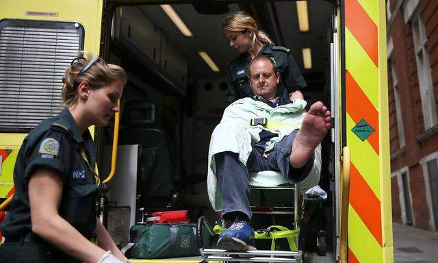 Der BBC-Kameramann Giles Wooltorton wird im Rettungswagen abtransportiert