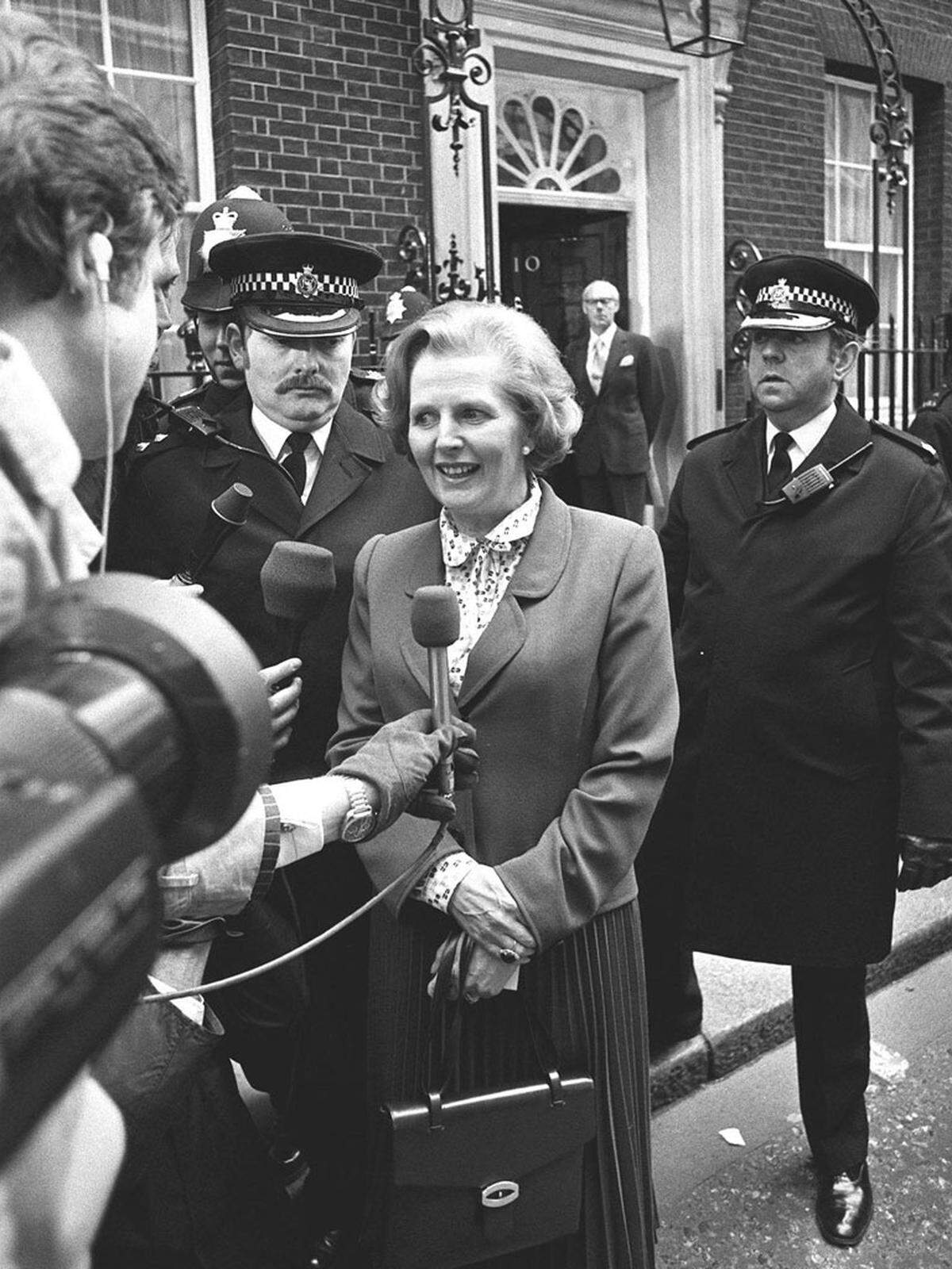 1959 erlangte sie als Kandidatin der konservativen Tory-Partei ein Mandat im Unterhaus. Ab 1970 war sie als Ministerin für Erziehung und Wissenschaft die einzige Frau im Kabinett von Premierminister Edward Heath. 1975 wählten die Konservativen Thatcher zur Partei-Chefin. 1979 wurde sie erste Regierungschefin Europas.