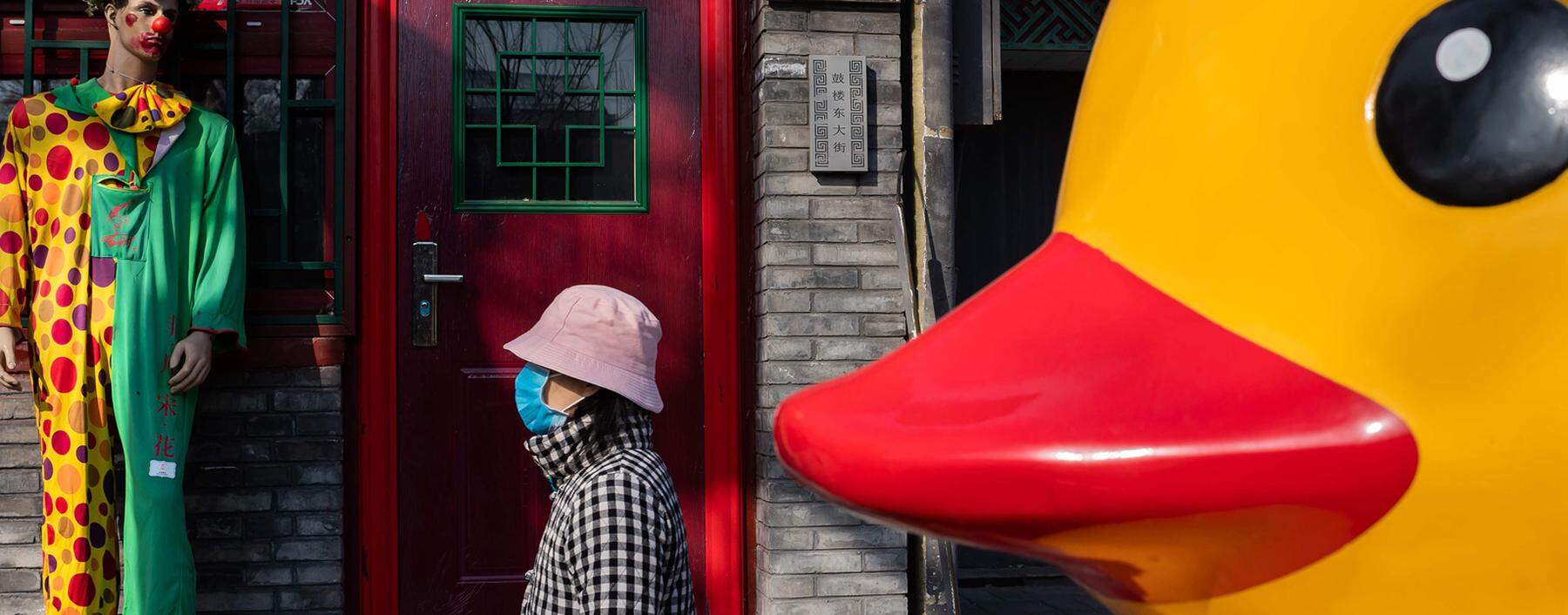 Pekingente und Clown: Die Menschen in der chinesischen Hauptstadt üben die Normalität, allerdings mit Gesichtsmasken. 
