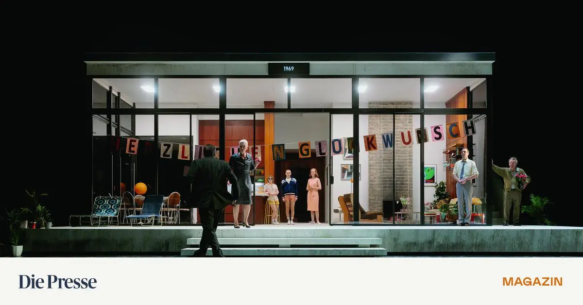 Jubel-f-r-die-Familienh-lle-Das-Ferienhaus-im-Burgtheater-premium-