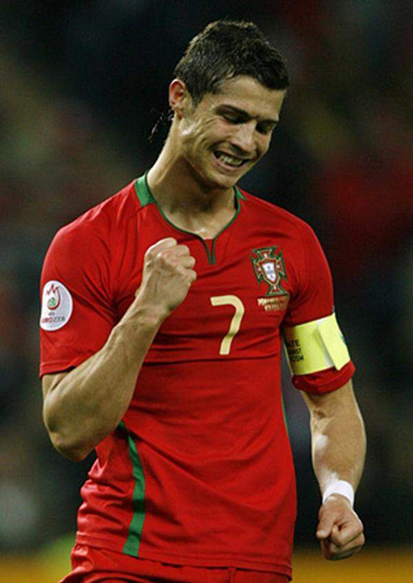 Ronaldo schien auf dem Zenit seiner Karriere - und das im Alter von nur 23 Jahren. Durch seine Leistungen war Portugal auch bei der EM 2008 plötzlich mehr als ein Geheimfavorit. Und in der Vorrunde zeigten die Portugiesen unter Kapitän Ronaldo auch ordentlich auf - als Gruppenerster marschierte man ins Viertelfinale.