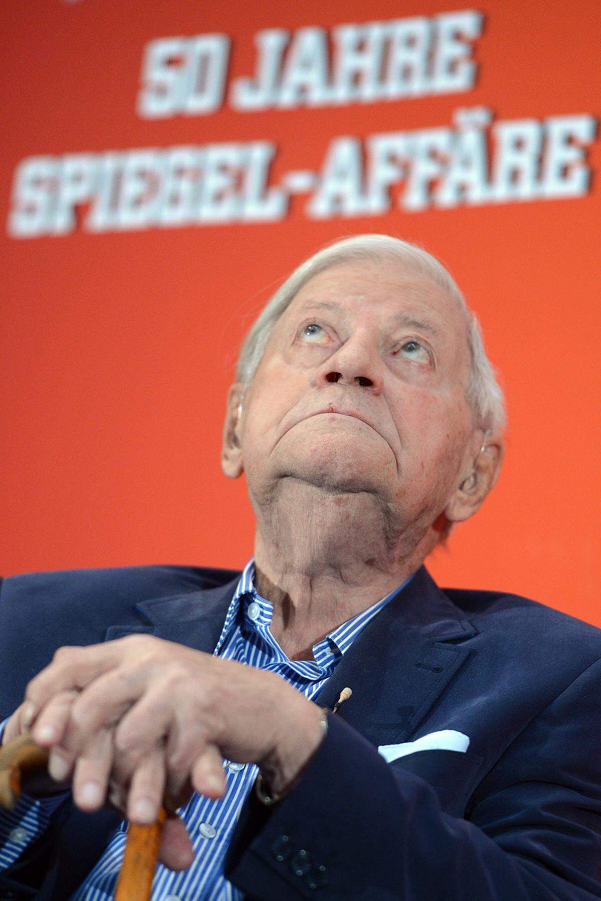 Unterstützung kommt auch von einem Mann, der später Bundeskanzler werden wird: Der Hamburger Innensenator Helmut Schmidt nennt die Razzia eine „zweifelhafte Angelegenheit“. Schmidt gerät auch selbst ins Visier der Ermittler. Er hatte Ahlers Artikel vor dem Erscheinen gelesen und als Militärexperte fachliche Anmerkungen dazu gemacht.