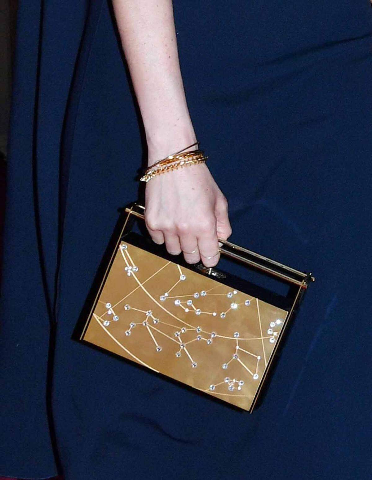 Rund 1200 Euro muss man auch für die goldene - mit Tiroler Swarovski Glam verzierte - Naeem Khan Zodiac Clutch hinlegen. 