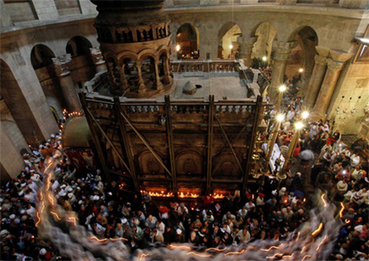 In der Grabeskirche in Jerusalem prozessierten Priester und Gläubige um das Grabmal, das Jesus Christus zugeschrieben wird.