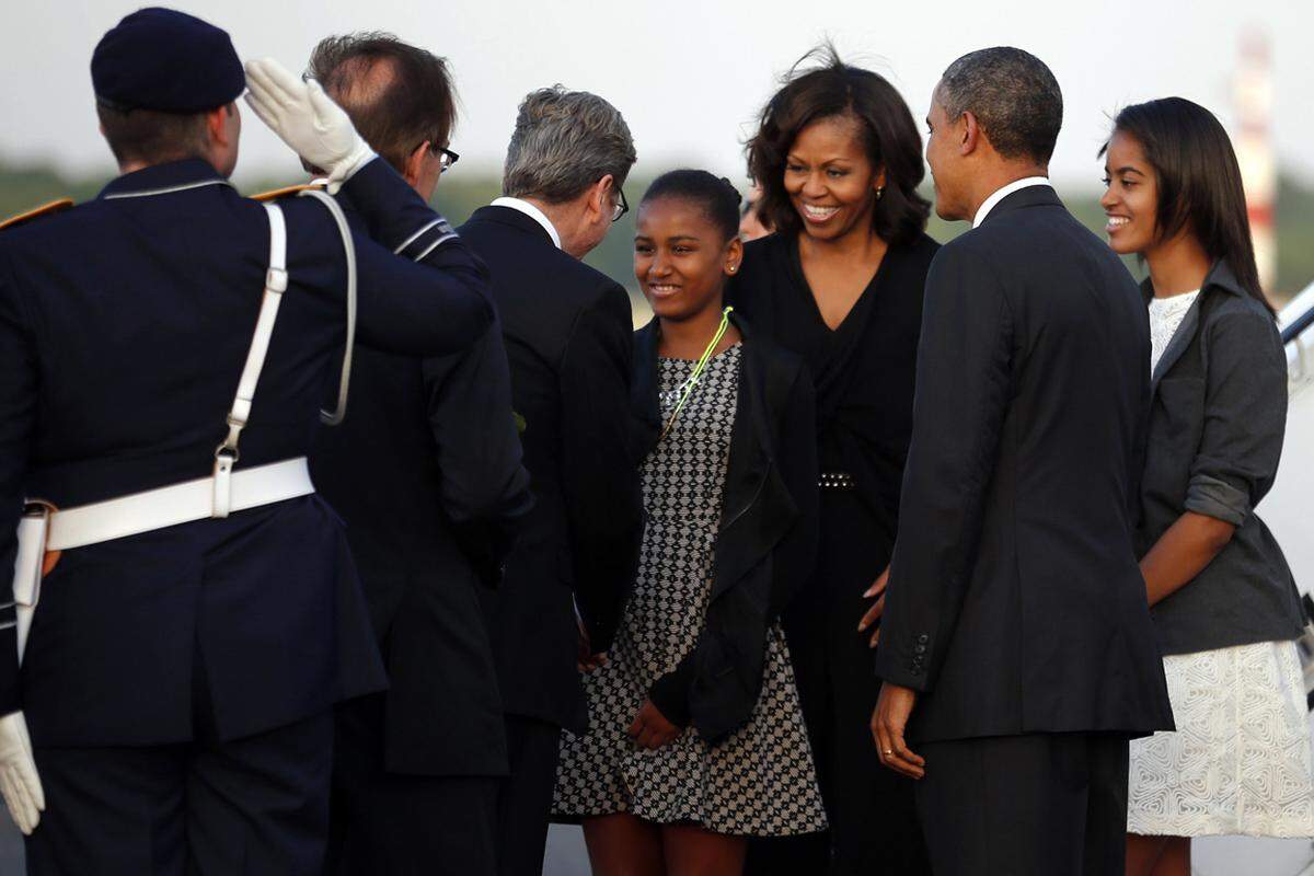 FDP-Außenminister Guido Westerwelle empfängt die prominente Gastfamilie auf dem Rollfeld. Obama reist mit First Lady Michelle und seinen beiden Töchtern Sasha (11) und Malia (14) an.