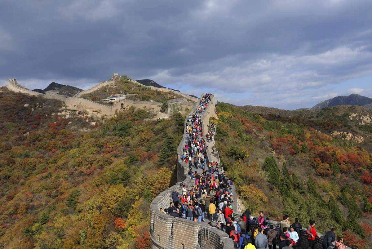 Bereits im 7. Jahrhundert vor Christus wurde mit dem Bau der über 8800 Kilometer langen Mauer begonnen. Sie gilt im Bezug auf Masse und Volumen als größtes Bauwerk der Welt.