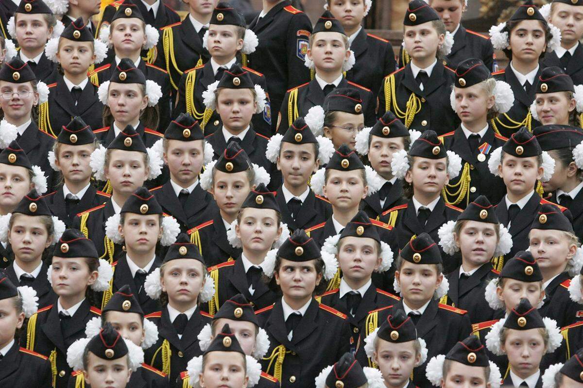 Ganz anders die Schülerinnen der Moskauer Kadettenanstalt für Mädchen. Sie sollen später im Militär Karriere machen....