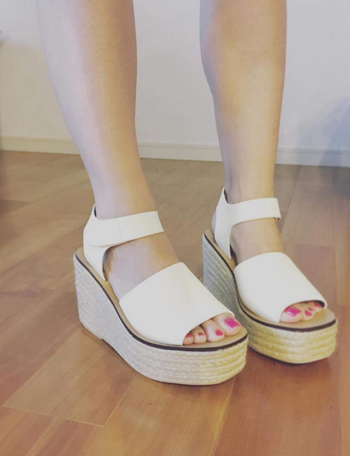 Wer Wert auf einen schlanken Fuß und einen grazilen Gang legt, sollte auf die Sandalen mit XL-Sohle verzichten.   