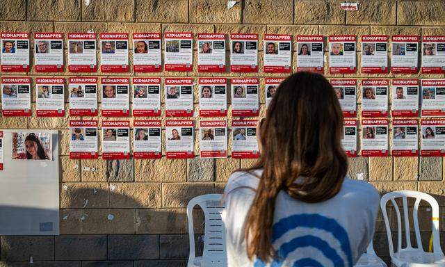 Die Außenmauer des Verteidigungsministeriums in Tel Aviv ist mit Fotos der vermissten Geiseln beklebt. 