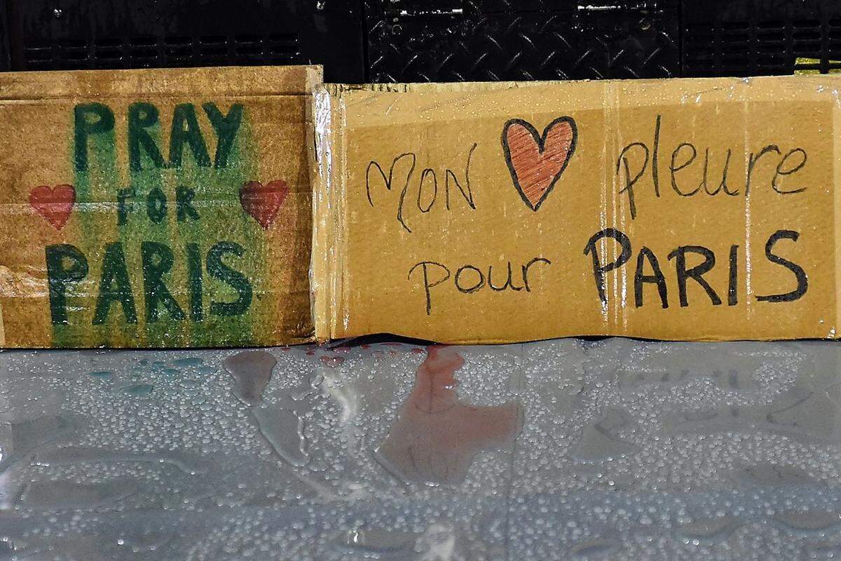 Die französische Community in Sydney hielt am Samstag eine Mahnwache und gedachte der bei den blutigen Anschlägen vom Vortag getöteten Menschen in Paris.